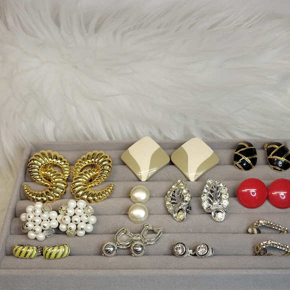 Jewelry - Vintage Clip On Earrings